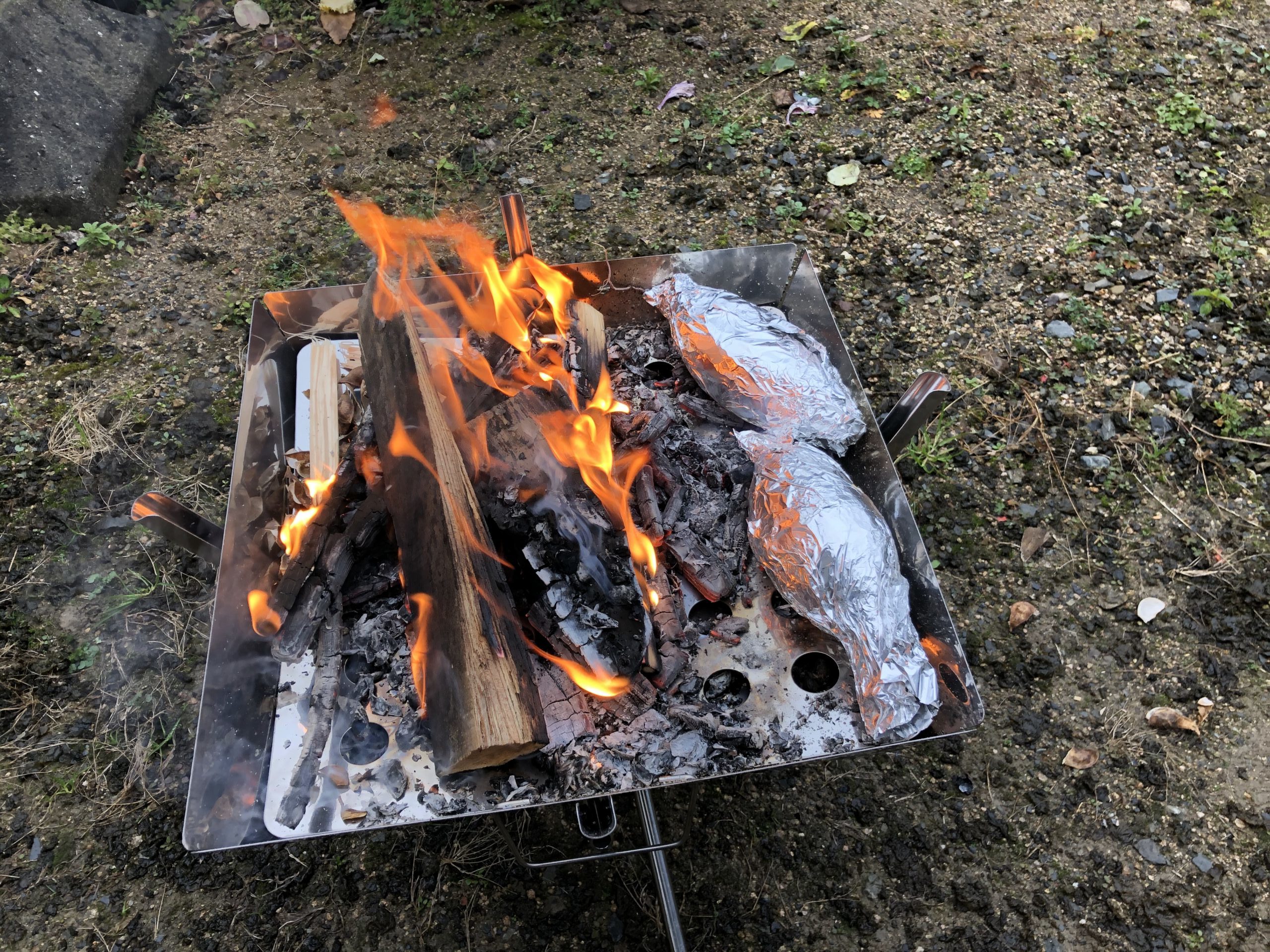 ユニフレームの焚火台にそっくりな焚火台で焼き芋 おやなつブログ