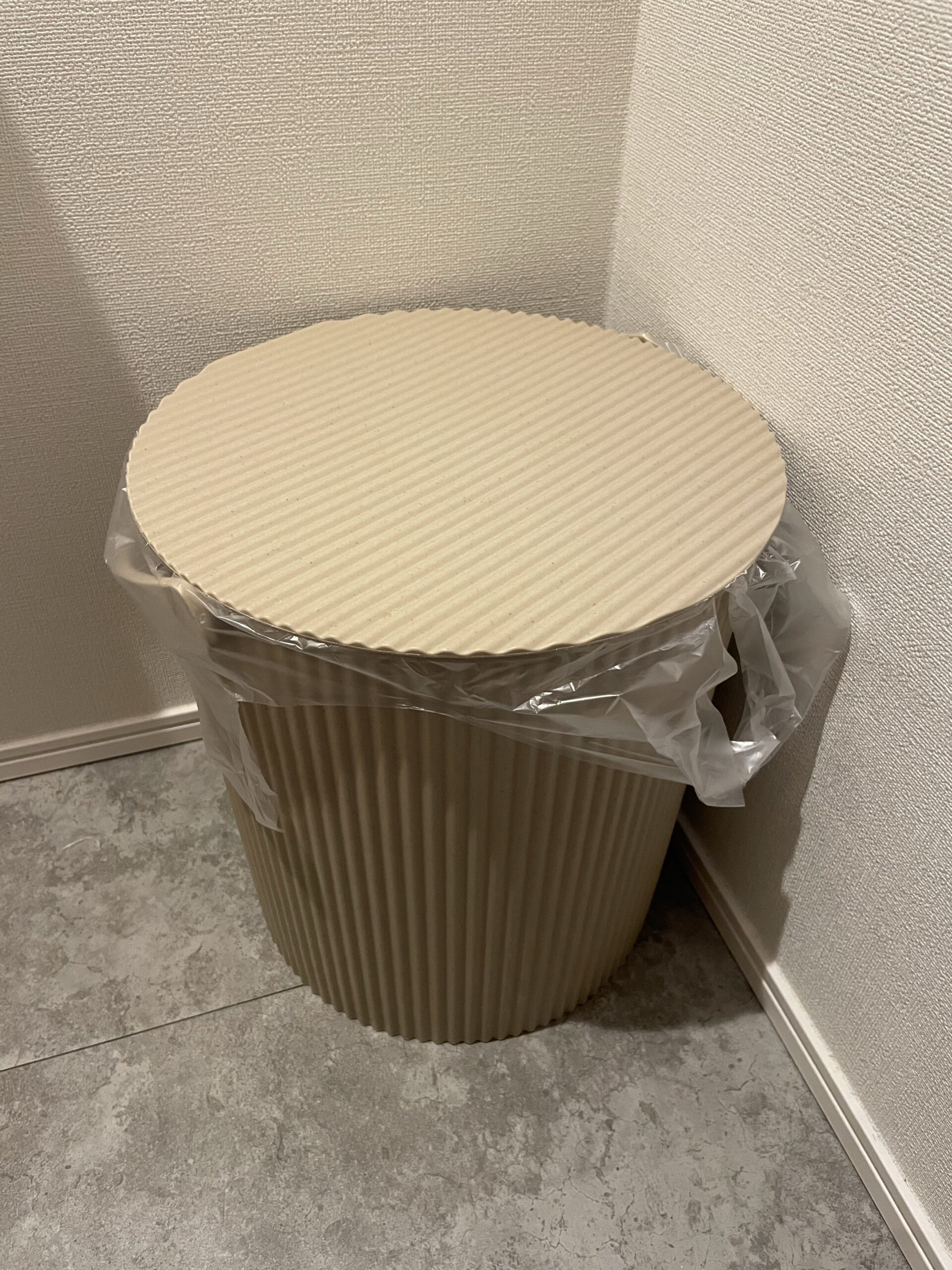 トイレの隅に置いたごみ箱の写真
