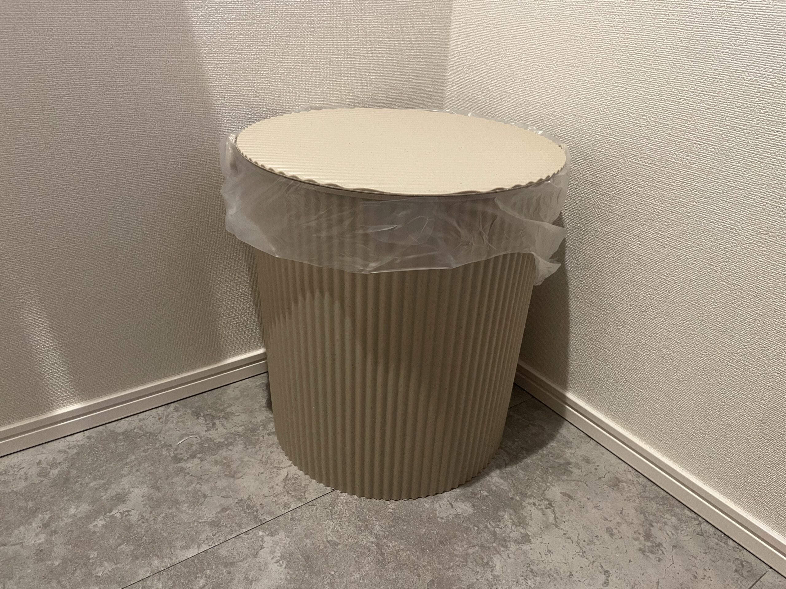 トイレの隅に置いたおむつ用ゴミ箱